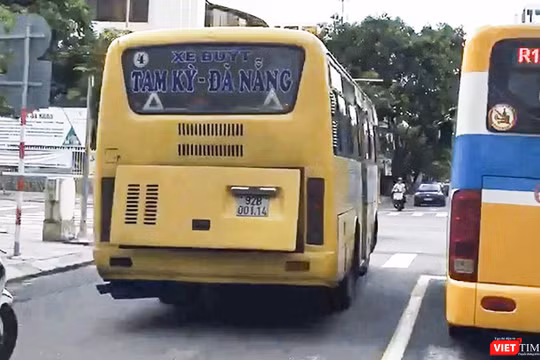 Xe buýt liên tỉnh Đà Nẵng-Quảng Ngãi chạy lấn làn khi vào nội đô Đà Nẵng (ảnh Sở GTVT Đà Nẵng cung cấp)