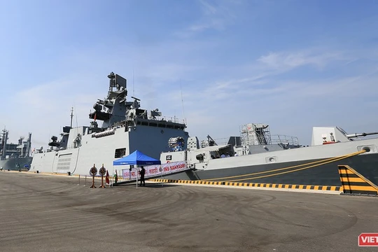 Chiến hạm INS Sahyadri (F-49) tại Cảng Tiên Sa, Đà Nẵng