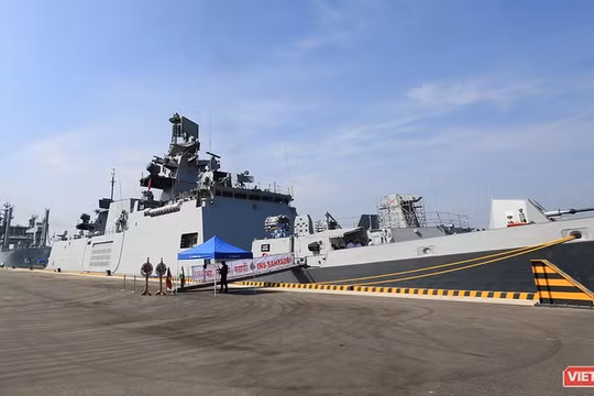 Chiến hạm INS Sahyadri (F-49) tại Cảng Tiên Sa, Đà Nẵng