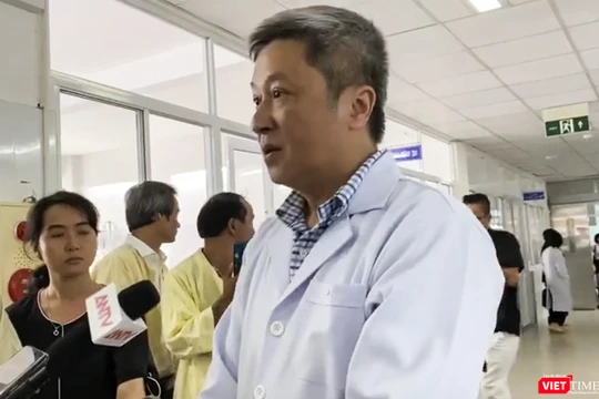 Thứ trưởng Bộ Y tế - Nguyễn Trường Sơn đã đến Đà Nẵng trả lời phỏng vấn của phóng viên trong chuyến kiểm tra tại bệnh viện Phụ nữ Đà Nẵng chiều 21/11