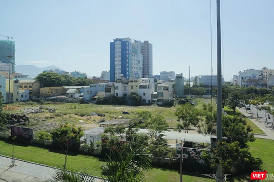 Hiện trạng Dự án xây dựng văn phòng và căn hộ cao cấp Viễn Đông Meridian (Công ty cổ phần địa ốc Viễn Đông Việt Nam tại 84 Hùng Vương, phường Hải Châu 1, quận Hải Châu) treo chục năm nay