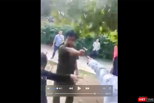 Phó công an xã Tiên Lãnh cầm súng chỉ vào mặt người dân (ảnh cắt từ clip người dân cung cấp)