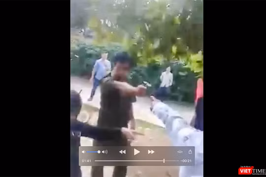 Phó công an xã Tiên Lãnh cầm súng chỉ vào mặt người dân (ảnh cắt từ clip người dân cung cấp)