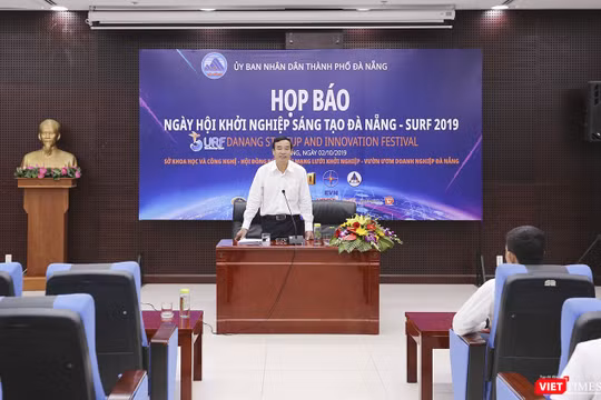 Ông Lê Trung Chinh, Phó Chủ tịch UBND TP Đà Nẵng chủ trì buổi Họp báo.