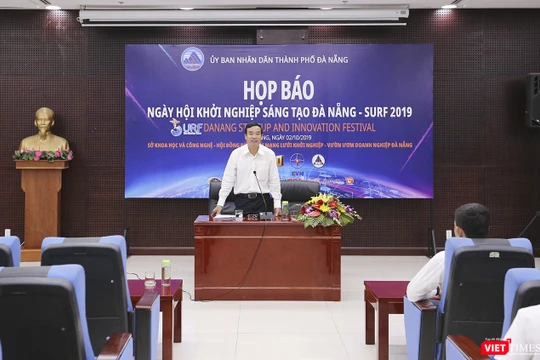 Ông Lê Trung Chinh, Phó Chủ tịch UBND TP Đà Nẵng chủ trì buổi Họp báo.