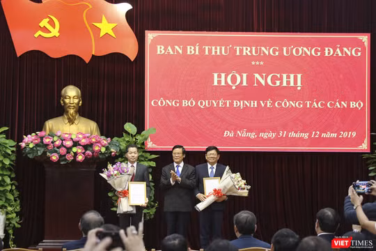 Ông Hà Ban - Phó Trưởng Ban Tổ chức Trung ương trao quyết định và hoa chúc mừng cho ông Nguyễn Văn Quảng (bìa trái)
