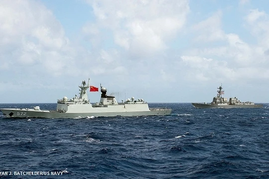 Hai tàu chiến của Hải Quân Mỹ đang hoạt động tuần tra trên biển Đông. Nguồn: CNN