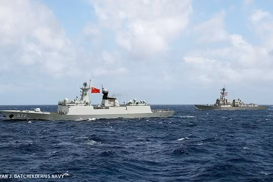 Hai tàu chiến của Hải Quân Mỹ đang hoạt động tuần tra trên biển Đông. Nguồn: CNN