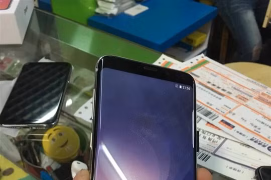 Mặt trước của của một phiên bản Galaxy S9 giả mạo sản xuất bởi một công ty Trung Quốc. Nguồn: Gizmochina