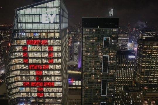 Biểu tượng nữ giới khổng lồ tại thành phố Toronta, Canada đêm 8/3. Nguồn: Daily Hive