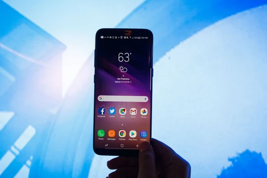 Galaxy S9 với nhiều cải tiến đáng giá có đủ khả năng để soán ngôi iPhone X. Nguồn: CNET