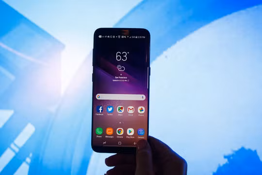 Galaxy S9 với nhiều cải tiến đáng giá có đủ khả năng để soán ngôi iPhone X. Nguồn: CNET