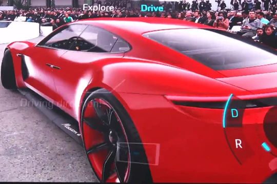 Chỉ chút nữa chiếc Porsche Mission E. đã lao vào đám đông. Nguồn: Huawei
