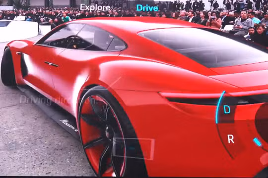 Chỉ chút nữa chiếc Porsche Mission E. đã lao vào đám đông. Nguồn: Huawei