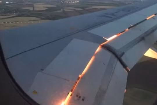 Cảnh cánh máy bay bốc cháy được các tuyển thủ Saudi Arabia ghi lại 