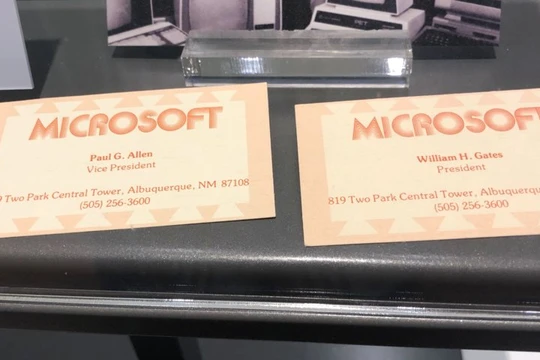 Tấm danh thiếp đầu tiên của 2 nhà sáng lập Microsoft, Bill Gates và Paul Allen. Ảnh: BI