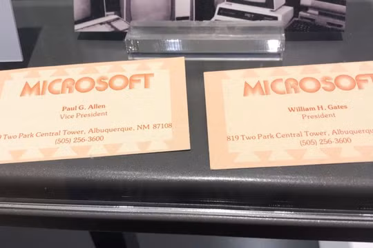 Tấm danh thiếp đầu tiên của 2 nhà sáng lập Microsoft, Bill Gates và Paul Allen. Ảnh: BI
