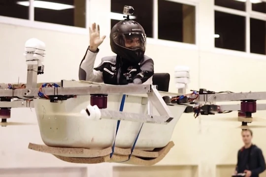 Ứng dụng công nghệ chế tạo drone, anh em Mickenbecker có thể khiến chiếc bồn tắm bay cao tới gần 30 mét. Nguồn: Business Insider