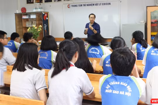 Học sinh chăm chú nghe giảng những kiến thức về vật lý trước khi bắt tay vào thực hành