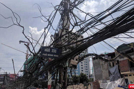 Một cây cột điện có hình thù "kỳ quái" trên đường Minh Khai.