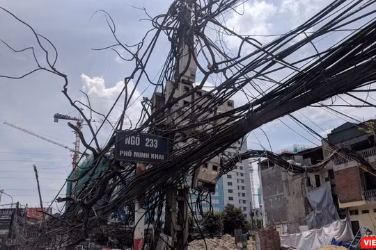 Một cây cột điện có hình thù "kỳ quái" trên đường Minh Khai.