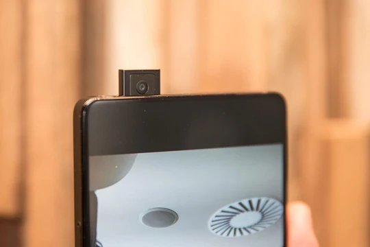 Khi kích hoạt tính năng selfie, camera trước của Vivo Apex Fullview sẽ tự động trồi lên. Nguồn: CNET