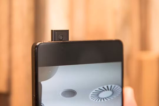 Khi kích hoạt tính năng selfie, camera trước của Vivo Apex Fullview sẽ tự động trồi lên. Nguồn: CNET