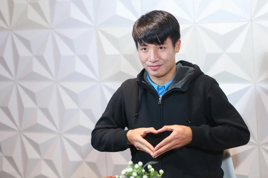 Trung vệ Bùi Tiến Dũng được biết như một người con hiếu thảo, luôn quan tâm đến gia đình