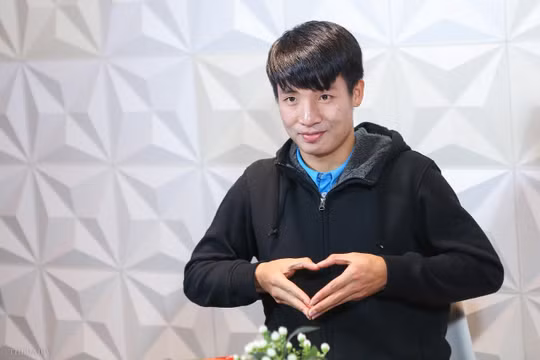 Trung vệ Bùi Tiến Dũng được biết như một người con hiếu thảo, luôn quan tâm đến gia đình