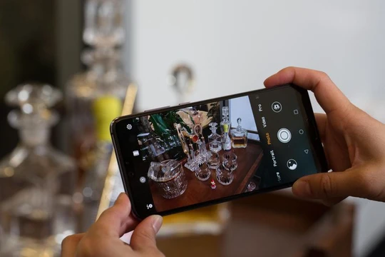P20 Pro là smartphone đầu tiên trên thế giới với cụm 3 camera phía sau. Nguồn: CNET