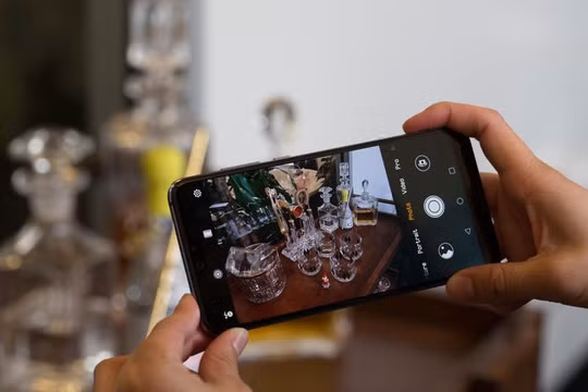 P20 Pro là smartphone đầu tiên trên thế giới với cụm 3 camera phía sau. Nguồn: CNET