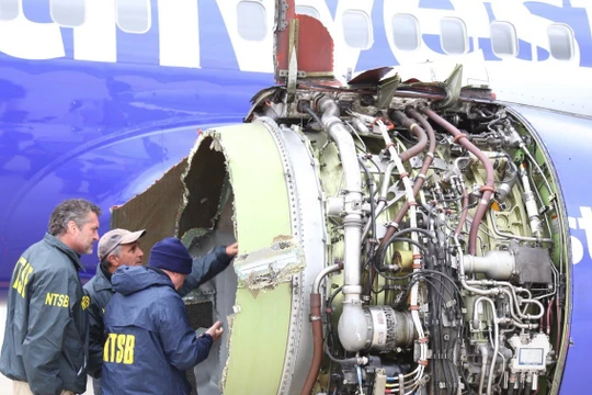 Động cơ trên chiếc Boeing 737-700 đã phát nổ giữa bầu trời gây nên nỗi kinh hoàng cho hành khách. Nguồn: CBS