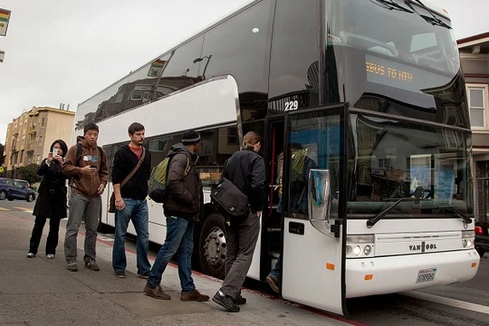 Nhiều chuyến xe buýt chuyên chở nhân viên Apple và Google đi làm đã trở thành nạn nhân của vụ xả súng. Nguồn: PatentlyApple