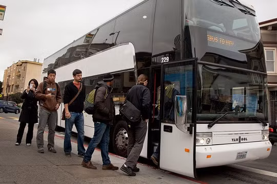 Nhiều chuyến xe buýt chuyên chở nhân viên Apple và Google đi làm đã trở thành nạn nhân của vụ xả súng. Nguồn: PatentlyApple