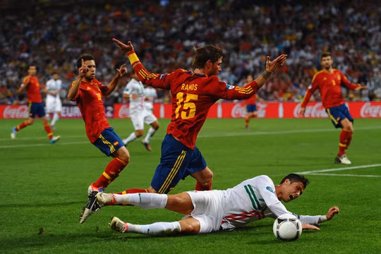 Tây Ban Nha đã vượt qua Bồ Đào Nha với tỷ số 1-0 tại World Cup 2010. Ảnh: AP 