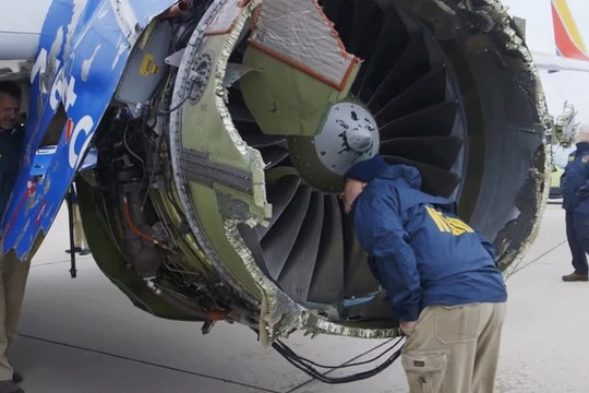 Cánh quạt thứ 13 bị vỡ văng vào trục quay của động cơ là nguyên nhân của vụ tai nạn khiến một hành khách thiệt mạng. Nguồn: DallasNews