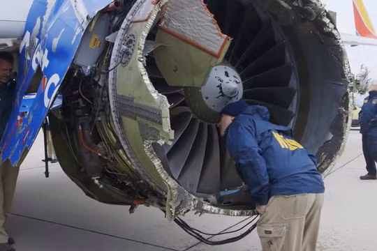 Cánh quạt thứ 13 bị vỡ văng vào trục quay của động cơ là nguyên nhân của vụ tai nạn khiến một hành khách thiệt mạng. Nguồn: DallasNews