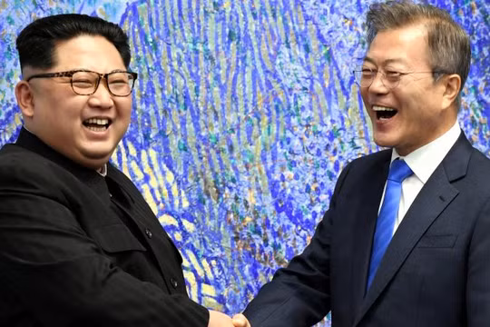 Chủ tịch Triều Tiên Kim Jong Un vui vẻ bắt tay Tổng thống Hàn Quốc Moon Jae-in tại khu phi quân sự (DMZ). Nguồn: Reuters