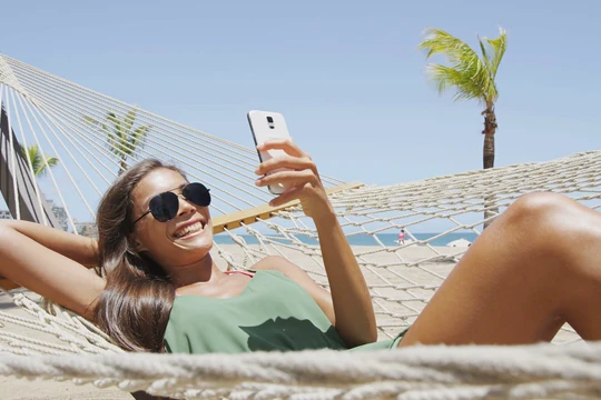 Nước biển và cát là kẻ thù của smartphone. Ảnh: DT