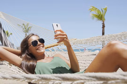 Nước biển và cát là kẻ thù của smartphone. Ảnh: DT