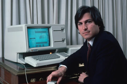 Ông Steve Jobs bên cạnh chiếc Apple Lisa. Ảnh: TheRegegister