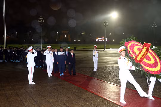 Đoàn dâng hoa, báo công tại Lăng Bác