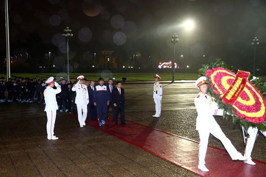Đoàn dâng hoa, báo công tại Lăng Bác