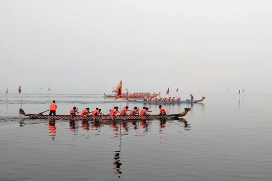 Lễ hội đua thuyền rồng đầu tiên tại Hà Nội thu hút hàng nghìn người đến xem