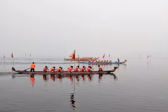 Lễ hội đua thuyền rồng đầu tiên tại Hà Nội thu hút hàng nghìn người đến xem