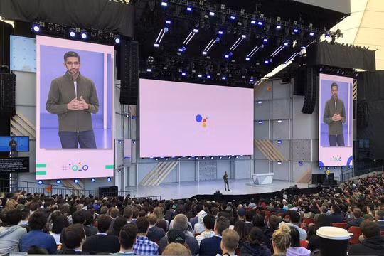 CEO của Google, Sundar Pichai thuyết trình tại buổi khai mạc Google I/O 2018. Nguồn: TheVerge