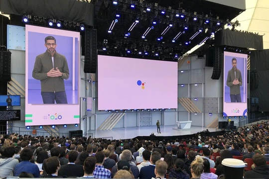CEO của Google, Sundar Pichai thuyết trình tại buổi khai mạc Google I/O 2018. Nguồn: TheVerge