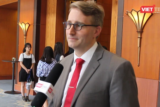 Ông Todd Cheng, Giám đốc quản lý thông tin của Đại sứ quán Hoa Kỳ trả lời tại sự kiện “Kinh tế số và Chính sách an ninh mạng”