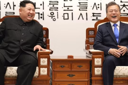 Chủ tịch Triều Tiên Kim Jong Un và Tổng thống Hàn Quốc Moon Jae-in đã có những giây phút cười đùa vui vẻ trong Hội nghị thượng đỉnh lên Triều 27/4. Nguồn: BI