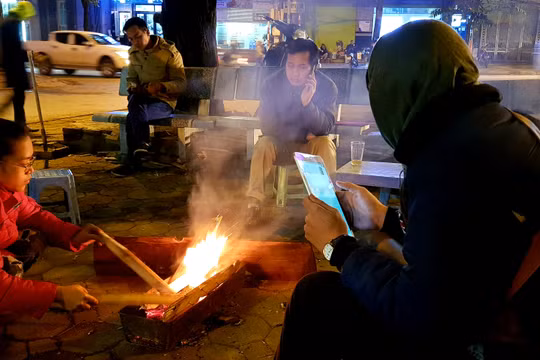 Nhóm lửa là một cách để các tiểu thưởng kinh doanh trên vỉa hè sưởi ấm. 